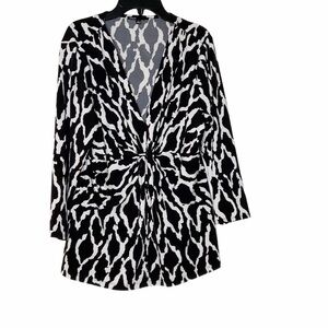 𝅺chaus black and white blouse. V neckline. Size L